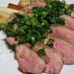 日本酒・米屋 蔵バル - 葱と鴨肉のロースト わさび添え