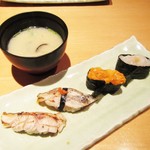 寿司栄 華やぎ - 握りとしじみ汁：白海老軍艦、うに軍艦、太刀魚の炙り、ノドグロの炙り。
