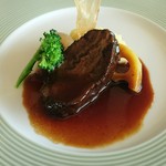 牛ほほ肉の赤ワイン煮込み サツマイモのピューレと共にアップ