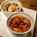 イタリアンバール ミーオ - 裏メニュー(？)の「ミックスナッツ、スモーク＋ノーマル」。スモーク＝煙ということで、このセットを【分煙ナッツ】と名付けてみたオヤジ。