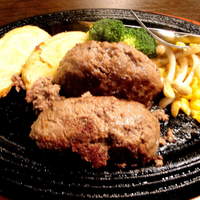 大井町銭場精肉店 - お店の方が半分に切ってくださいます