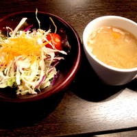 大井町銭場精肉店 - サラダとお味噌汁が付いてきます