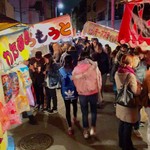 イタリアンバール ミーオ - 【おまけ写真】露店がたくさん出て、そこに人が集まる。今回は諸事情で(この写真だけ撮っただけで)先に進むことはできなかったが、是非とも、生で“芭蕉せんべい”のパフォーマンスが見たい。