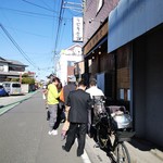 金曜12時半でこの行列です。早く来て良かった…