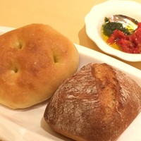 エンパイア・グリル - “ピクサー・プレイタイム”エンパイアランチ
                ＜2018年1月6日（土）～2月14日（水）のメニュー＞
                パン・２種類（国産小麦のパンとチーズのパン）　(2018/01)