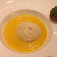 エンパイア・グリル - “ピクサー・プレイタイム”エンパイアランチ
                ＜2018年1月6日（土）～2月14日（水）のメニュー＞
                ■人参のクリームスープ クミン香るオレンジのフォーム　(2018/01)