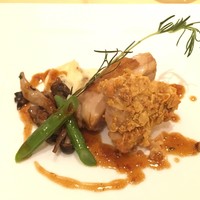 エンパイア・グリル - “ピクサー・プレイタイム”エンパイアランチ
                  ＜2018年1月6日（土）～2月14日（水）のメニュー＞
                  ■ナッツを纏った鶏モモ肉のコンフィ　ヘーゼルナッツ風味のソース　(2018/01)