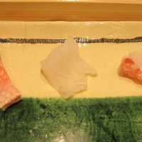 寿司割烹 魚紋 - 金目昆布締め(静岡)、コチ(淡路島)、石垣鯛(福井若狭湾)