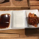 炭火焼肉 さか元 - タレとキムチ