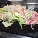 Okonomiyaki katsuchiyan - ジューっと…