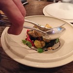 organ - 牡蠣のフリットと茄子、トマト、葉野菜のサラダ：机上の仕上げ過程