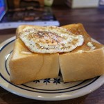 灯 - 目玉焼きトースト