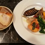 Taverna Coccorana - 色鮮やかで肉や魚、野菜などバランス良い前菜盛り合わせ、自家製フォカッチャ