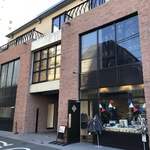 プラチナ通りから一本奥に入ったゴールドフォレストビル2階