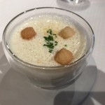 ジョンティ アッシュ - スープ カリフラワーの軽やかなスープ　 ポワトリーヌヒュメと香ばしいクルトンを添えて