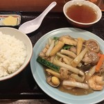 中華料理 大観園 - 八宝菜にライスを付けて