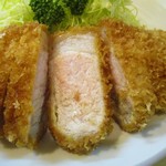 とんかつ燕楽 - ロースカツ定食（断面アップ）