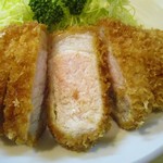 とんかつ燕楽 - ロースカツ定食（断面アップ）