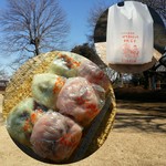 たまおか食堂 - 結城名物、富士峰菓子舗の「ゆでまんじゅう」を城址公園の東屋で２個食べました
※疫病が流行ったとき、結城の殿様が小豆を用いたゆでまんじゅうを民に食べさせ、病気を癒したという記録があります