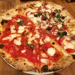 ラ ピッツァ ナポレターナ レガロ - 嬉しいハーフ＆ハーフ、手前左がピリ辛のディアヴォラ、奥が具沢山のポポロ