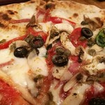 ラ ピッツァ ナポレターナ レガロ - ジューシーなプチトマトやケイパーの酸味に、きのこの旨味やサラミのコク、オレガノの香りが重なるポポロ