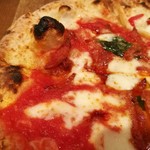 ラ ピッツァ ナポレターナ レガロ - 豚の脂や唐辛子を超詰めにしてペーストにした、ピリ辛のンドゥイヤが決め手のディアヴォラ