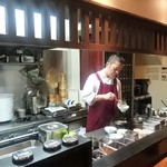 中国菜 火ノ鳥 - 土鍋フカひれあんかけご飯を盛付けるオーナーシェフ