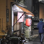 まほろば - ご自宅の1階が店舗かな？
ビル建設が進むこの界隈の細い通りの2階建の建物。 渋いおでん屋さん。