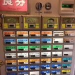 麺やひだまり - 入って右の券売機。