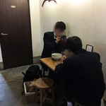 麺やひだまり - 奥にひとつだけある二人掛けテーブル席。