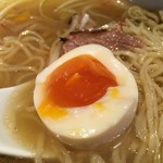 麺やひだまり - カジった味玉。