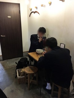 Menya Hidamari - 奥にひとつだけある二人掛けテーブル席。