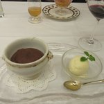 ビストロ ダイア - クラシカルな焼きたて濃厚フォンダン・ショコラ　ココット仕立て　蜂蜜のアイスと共に