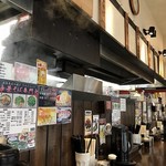 麺や 太華 戸塚店 - カウンター席。後ろに荷物を入れるカゴ有り。