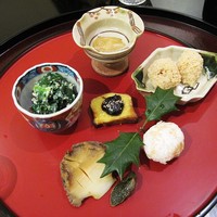 日本料理 太月 - スルメ塩辛、エビしんじょう、ほうれん草アーモンド和え、とこぶしと肝。etc.