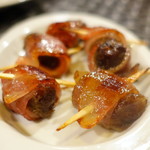 ティオ・ダンジョウ - ナツメヤシのベーコン巻ソテー600円