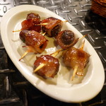 ティオ・ダンジョウ - ナツメヤシのベーコン巻ソテー600円