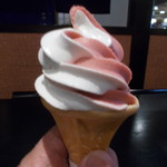 京ヶ島天然温泉 湯都里 - ソフトクリーム（イチゴ、バニラミックス）