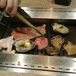 焼肉食べ放題 ビーフィーズ - 焼き焼き風景