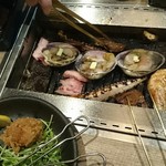 焼肉食べ放題 ビーフィーズ - 焼き焼き風景