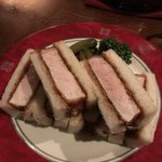 GINZA 1954 - 銀座のサンドイッチって一口サイズか嚙み切れるのよね。こちらも軽く噛み切れるので、人前で食べても平気。しかも美しい脂がしたたる絶品でした。