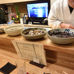 千代娘 - カウンターには美味しそうな大皿がズラリと並んでいます