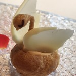 AMOUR - ミニチュアケーキの中の白鳥
      体はシユー生地、羽根はホワイトチョコレート
      驚くほど繊細。   目も描いてあります