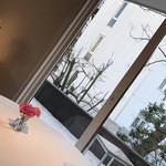 AMOUR - 窓の外を見た様子