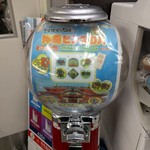 ファミリーマート - 店内にピンバッジのガチャガチャ。