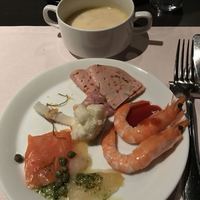 ビューアンドダイニングザスカイ - 奥は浅利のチャウダー。バターがきいて美味しい。
                