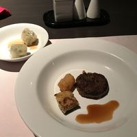 ビューアンドダイニングザスカイ - ハンバーグ。小ぶり。奥は海老ニラ焼売。超絶美味しい！