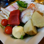 今日の平さんサラダ（\480）刺身は本マグロの赤身、鯛、茹で蛸。
