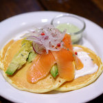 ジェイエス　パンケーキカフェ - アボカド＆サーモン（９８０円）