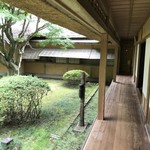 Sutaminaramemmatsukichi - 縁側と中庭。